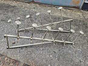 Stare kovove hospodske vesaky 30 leta. - 7