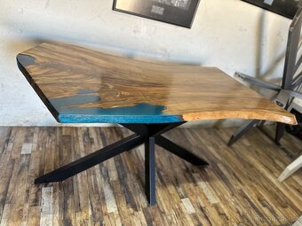 🪵 Luxusní jídelní stůl – ořech + epoxid, kovová podnož - 7