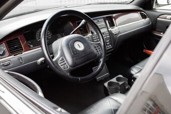 LINCOLN TOWN CAR LIMOUSINE - 7