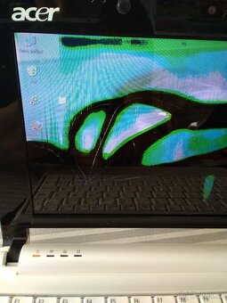 Acer Aspire One ZG5 bílý s prasklým displejem. - 7