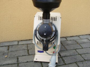 MLÝNEK NA CELOZRNNOU MOUKU /obilí / 380 V( dalamánky,chleba. - 7