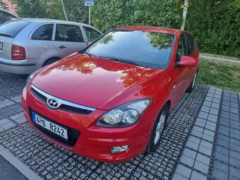 HYUNDAI i30 1.4 i BENZÍN 79.800 km. 1. majitel - 7