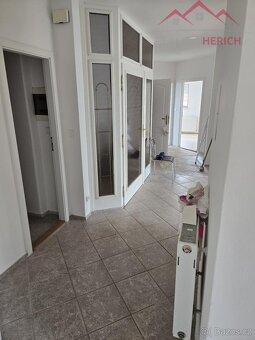 Pronájem podkrovní bytové jednotky 3+1 s parkováním, 124 m2, - 7