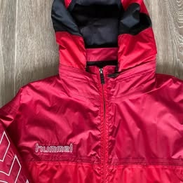 Sportovní červená větrovka s kapucí HUMMEL, vel L ( spíše XL - 7