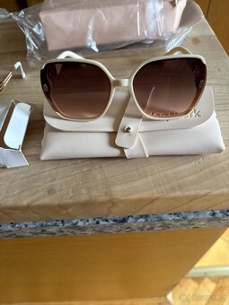 náušnice, ozdobné spony ,nové sluneční brýle,knihy - 7