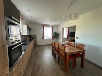 Prodej rodinného domu 252 m² s pozemkem 894 m² - 7