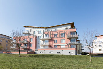 Stylový byt 2kk s velkou terasou a balkonem, parking, sklep, - 7