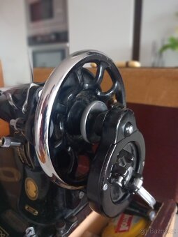 Kufříkový retro šicí stroj Singer - přenosný, na ruční pohon - 7