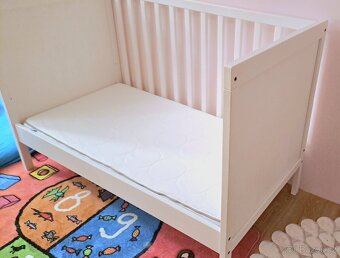 Dětská postýlka Sundvik IKEA + matrace + chránič, jako nové - 7