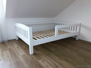 Dětská postel z masivu s odnímatelnými zábranami - 7