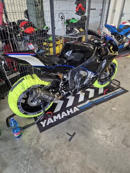 Yahama R1M 2015 okruhová - 7