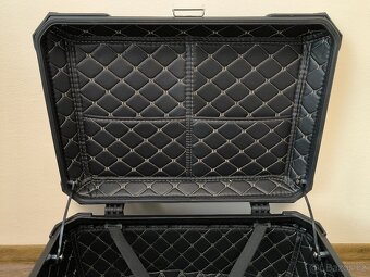 Zadní motokufr TopCase 65L hliníkový černý - 7
