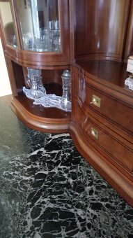 Starožitný leštěný příborník s intarzií a mramorovou deskou - 7