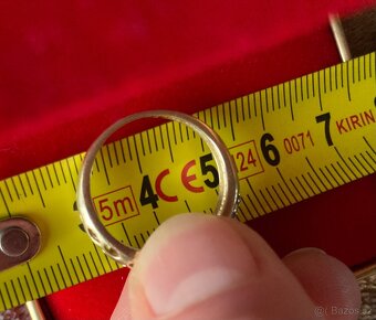 Krásný zlatý prsten osazený zirkony - 7