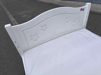 DOVOZ MOŽNÝ bílá postel dětská s hvězdičkami, se suplikem. - 7