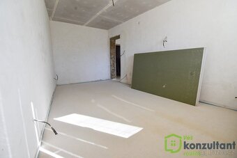 Prodej rodinného domu v rekonstrukci, 560 m2, CP 993 m2 - Ro - 7