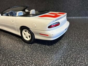 Chevrolet Camaro cabrio 1:18 - 7