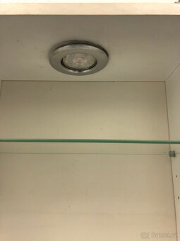 Ikea Bertby. Prosklenná nástěnná skříňka, vitrína, knihovna - 7