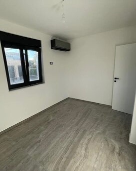 CHORVATSKO: Moderní apartmán v novostavbě u Šibeniku - 7