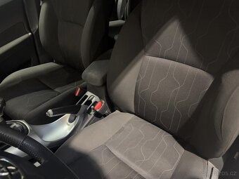 Toyota Auris 1.4 , 66 kW nafta, 2011 - 7