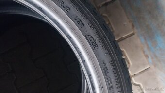Prodám 2 x letní pneu Bridgestone 225/40/19 - 7