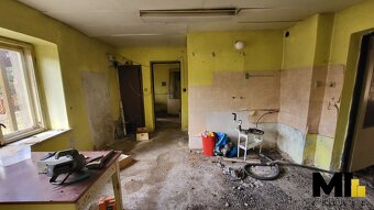 Prodej rodinného domu o velikosti 284 m², pozemek 1760 m² - 7