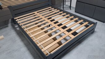 Postel z masivu 160x200 v odstínu antracit + rošt + šuplíky - 7