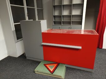 Vybavení obchodu - drážkové panely, pult, skříň - 7