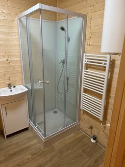 Moderní a komfortní dřevostavba Tiny House (12 x 3,5 m) - 7