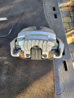 BMW e90 brzdové třmeny - 7