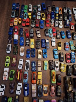 Hotwheels a matchbox autíčka - 324 ks - 7