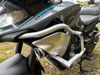 CFMOTO 800MT top stav 9tkm spousta doplňků - 7