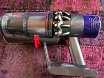 vysavač Dyson V10 - 7