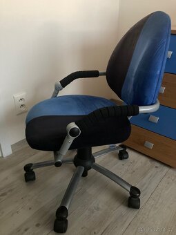 Psací stůl a nastavitelné ergonomické křeslo - 7