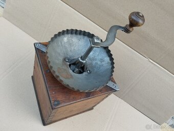 Obrovský velice zajímavy a velmi starý mlýnek na kávu - 7