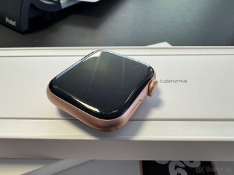 Apple Watch SE 44mm Gold (zlaté), hliníkové + NOVÝ Řemínek - 7