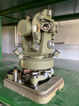 Starý teodolit v kovovém/ koženém obalu na záda - 7