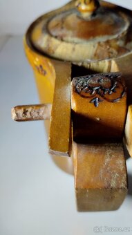 Starý dřevěný pivní korbel s víčkem - 7