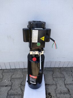 mobilní zvedák hever z DDR přetěsněný a nový olej - 7
