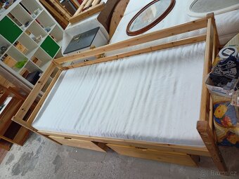 Prodám hezkou postel z masivu 90 x 200 cm se šuplíky - 7