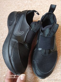 Tenisky černé zn."NIKE" vel."33.5" - 7