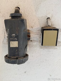 Garáž s regály a elektřinou 220/380V - 7