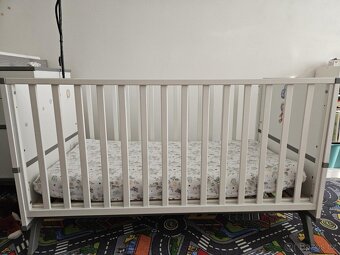 Dětská postýlka a komoda s přebalovacím pultem a poličkou - 7