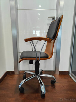 Prodám kancelářskou dřevěnou židli - 7