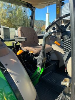 Traktor John Deere - 7