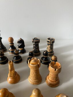 šachy staré dřevěné šachy stará hra šach figurky dřevo - 7