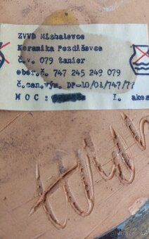 tři tmavé ozdobné talíře - 7
