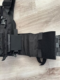 Prodám airsoft. taktický nosič plátů v černém provedení - 7