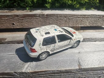 Volkswagen Golf IV 1:18 REVELL - 7