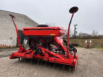 Secí kombinace KUHN HR 4040 D a KUHN VENTA 4030-28 - 7